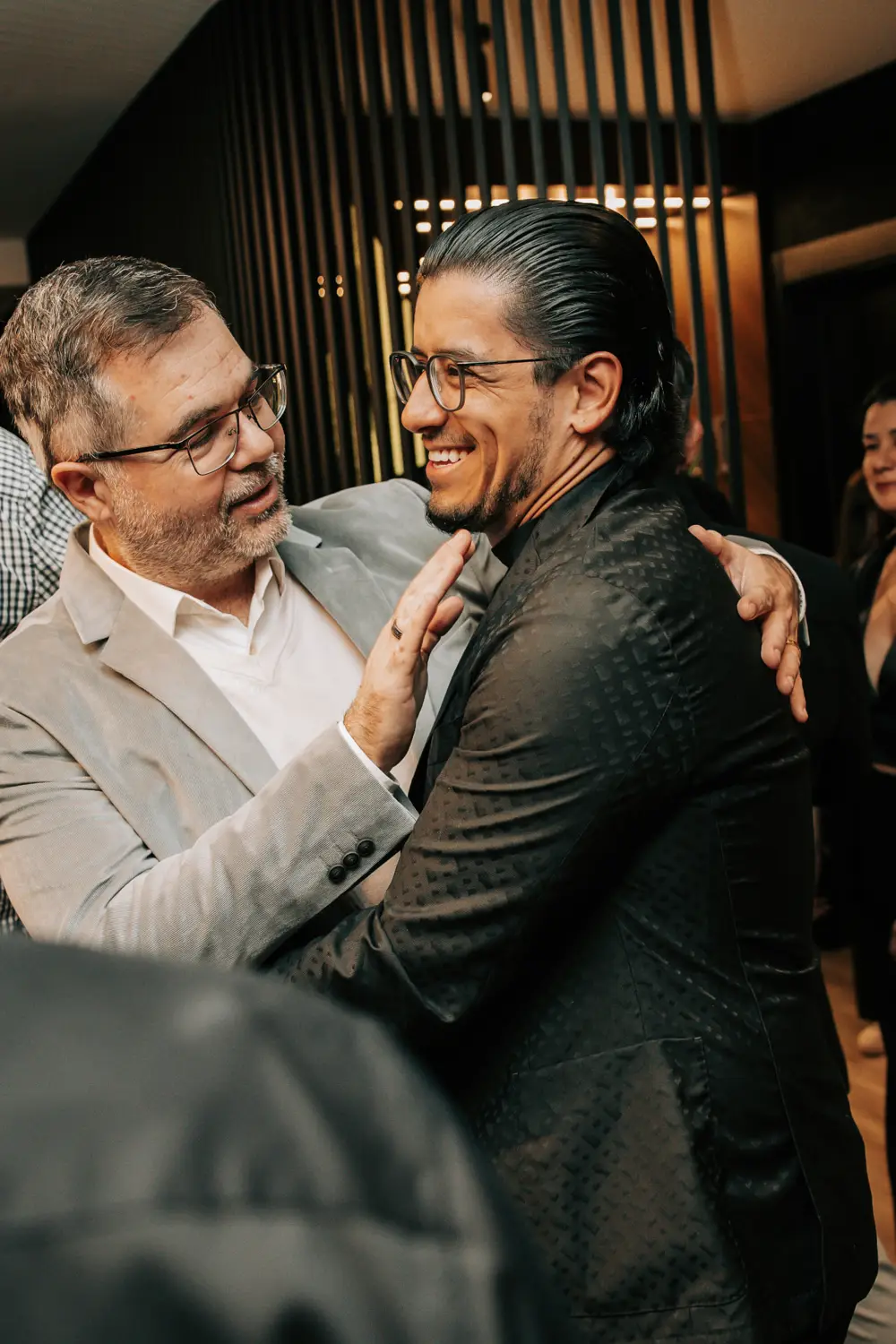 Membros do Hub Imobiliário se cumprimentando em um encontro do Club M Floripa
